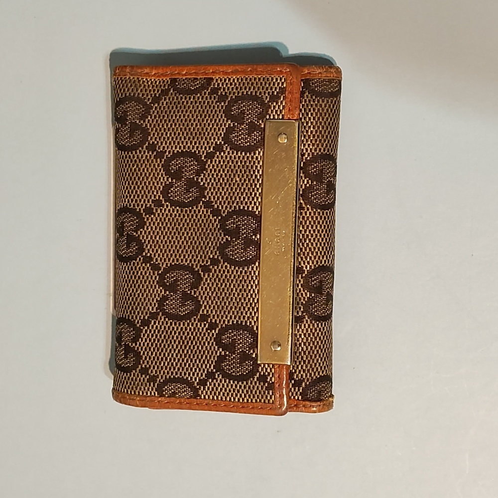 Gucci authentic key holder use pictures to help with description